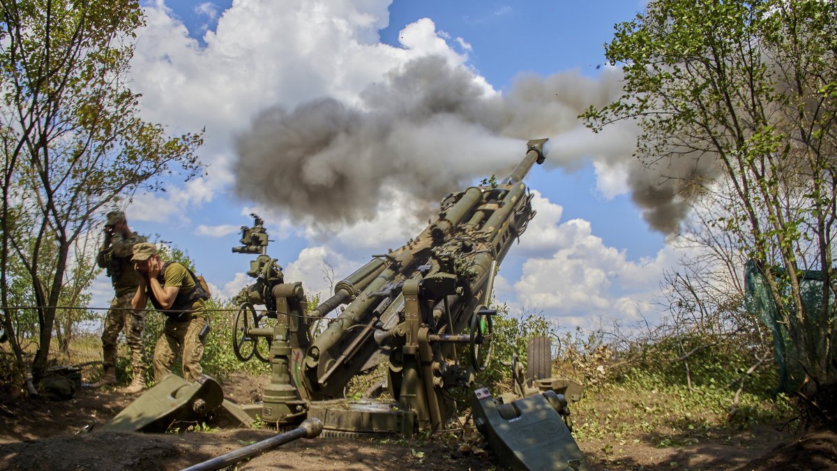 Muchos hombres tratan de ocultarse en 'lugares seguros' para evitar que los lleven a combatir.