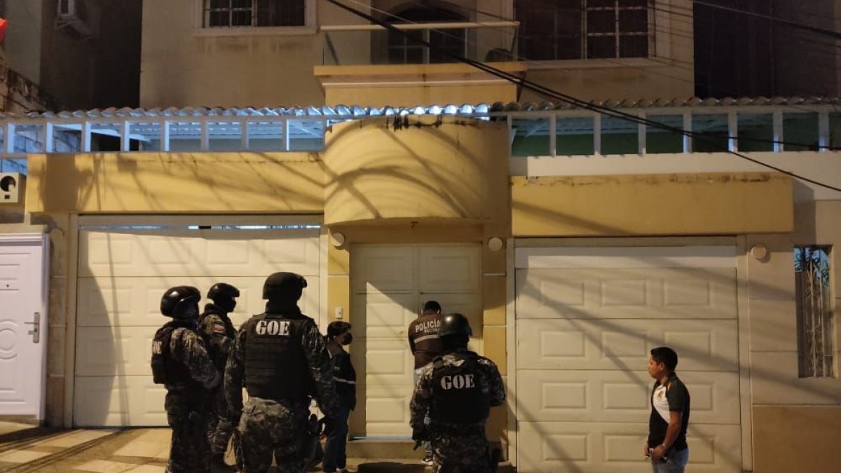 Diligencias. Miembros de las unidades tácticas de la Policía en uno de los allanamientos efectuados.