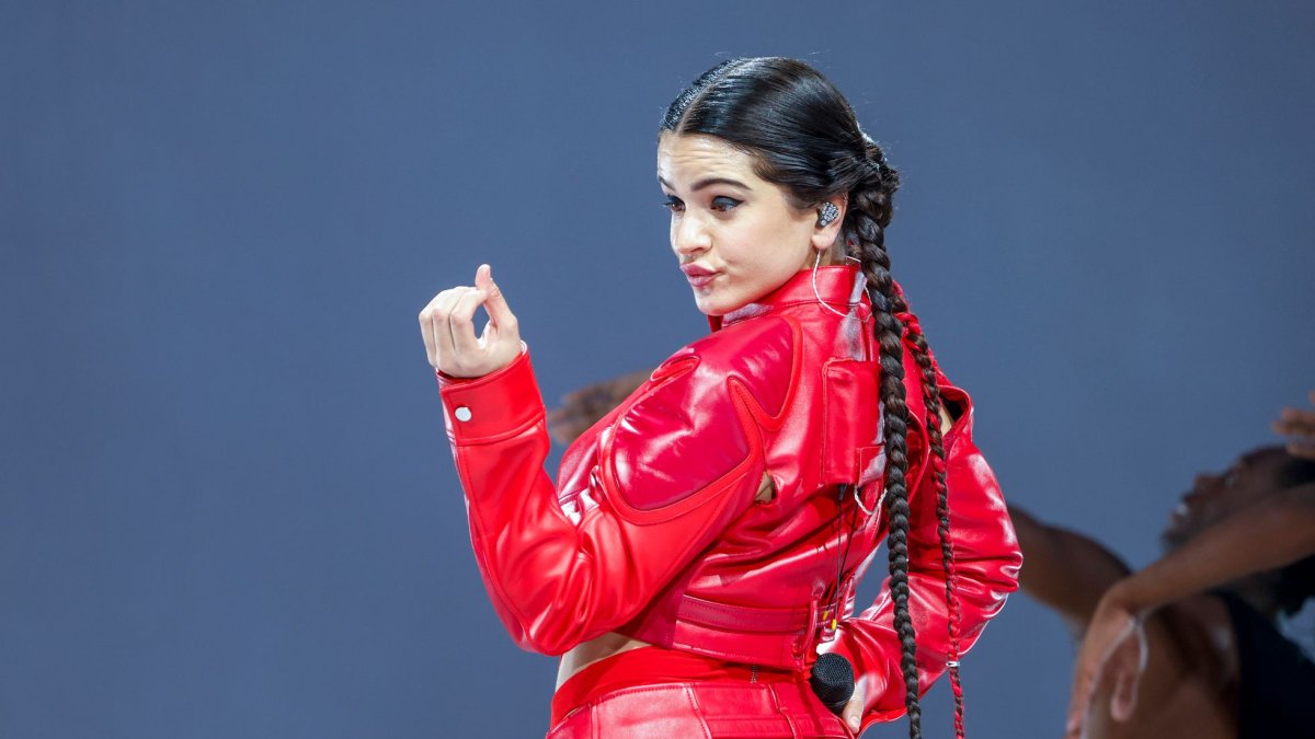 Rosalía en una de sus presentaciones.