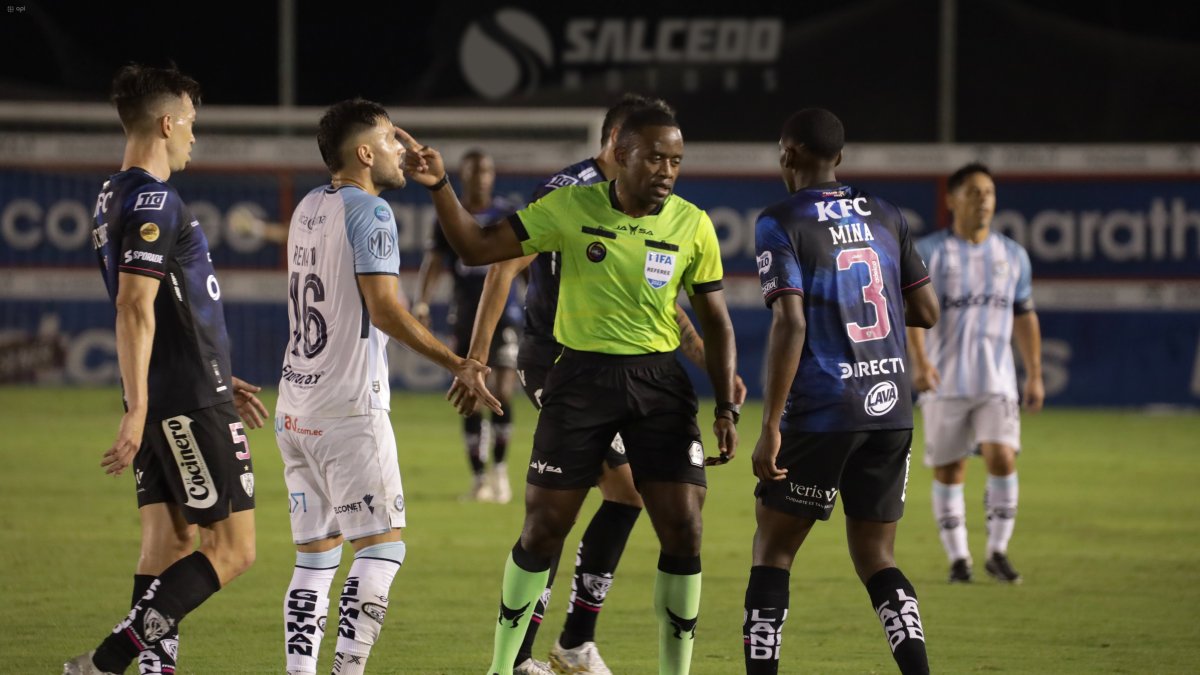 Los árbitros volvieron a pitar en la LigaPro el pasado lunes.