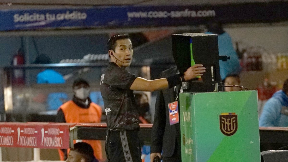 Álex Cajas, árbitro ecuatoriano, revisa una acción en el VAR antes de ser agredido por Héctor Lautaro Chiriboga.
