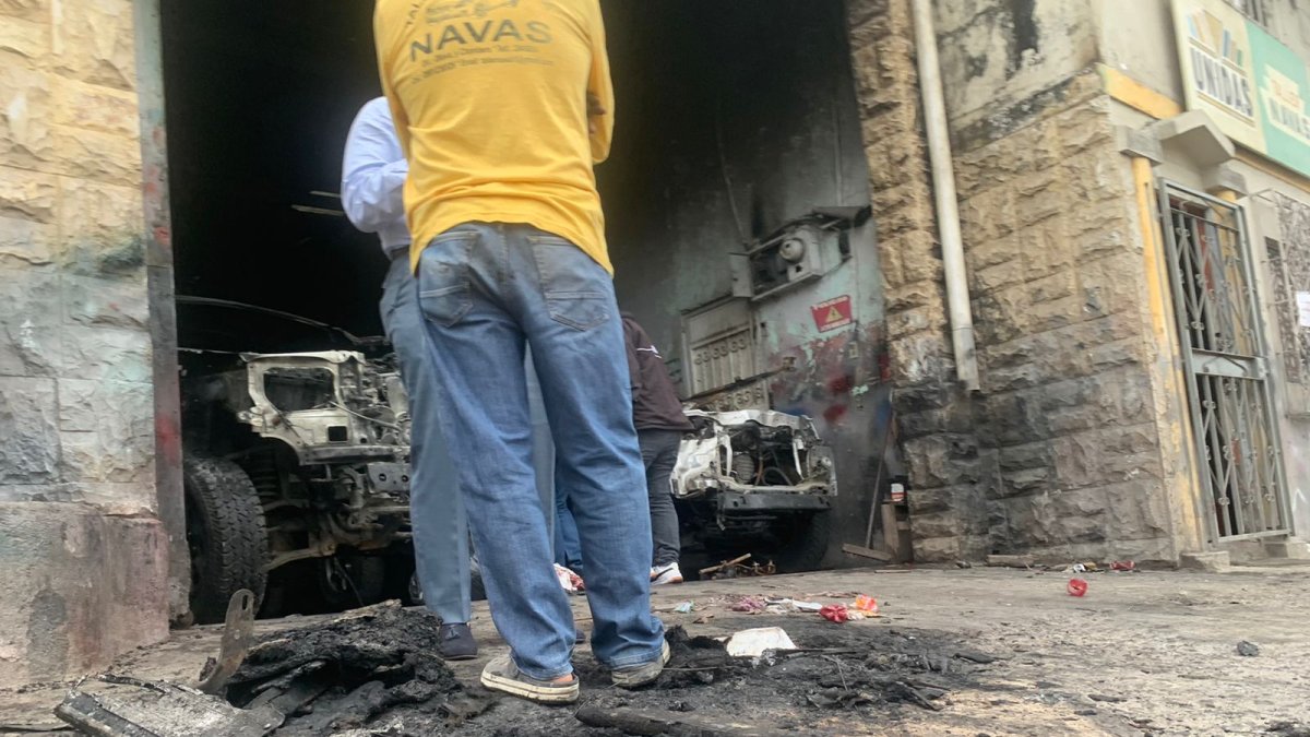 Tres automotores quedaron completamente consumidos por las llamas, mientras que otros dos quedaron severamente afectados