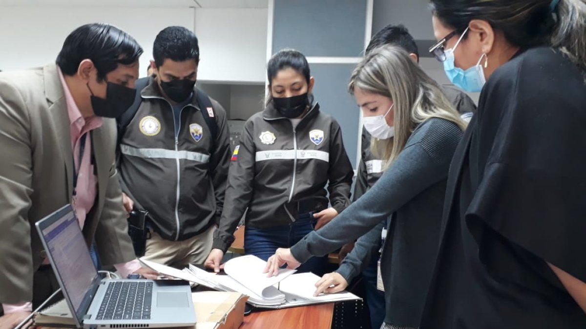 Fiscalía incauta computadores y archivos.