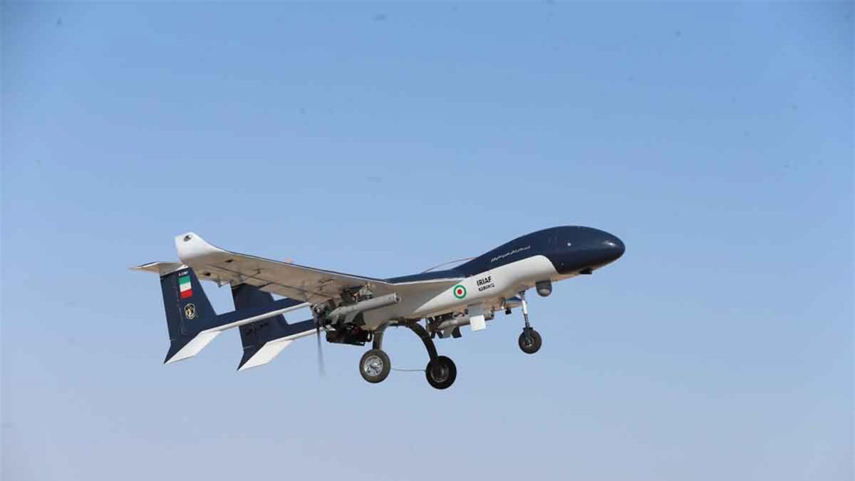 Fotografía proporcionada por la oficina del ejército iraní de un dron militar durante las maniobras que comenzaron hoy las Fuerzas Armadas iraníes.