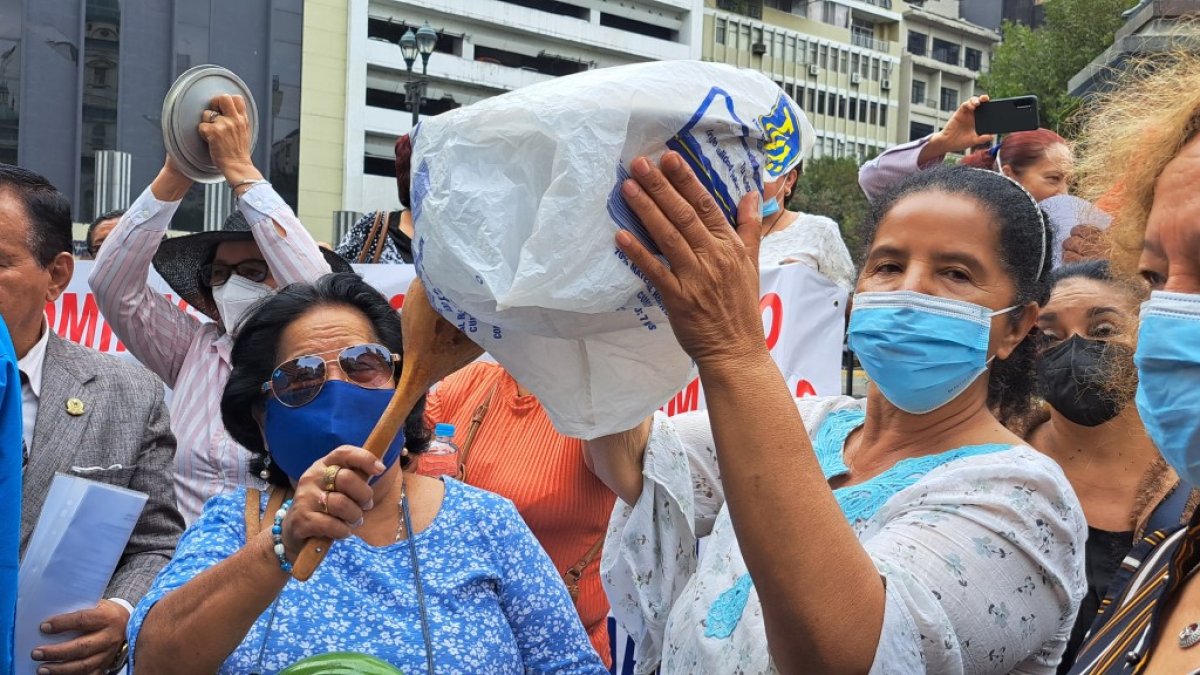 Los maestros jubilados hicieron sonar las cacerolas para exigir el pago del incentivo jubilar.