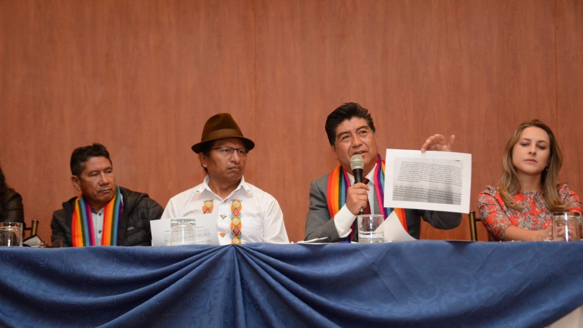 Luis Churuchumbi (i) y Jorge Yunda, ambos candidatos de Pachakutik.