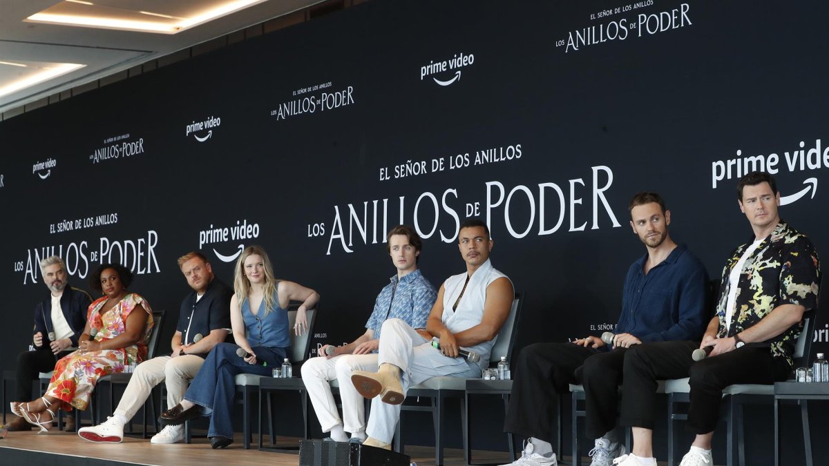 Integrantes del elenco de “Lord of the Rings: The Rings of Power” participan hoy en una conferencia de prensa en la Ciudad de México (México). La nueva serie de “The Lord of the Rings: The Rings of Power” ha mostrado que la fantasía de J.R.R. Tolkien está llena de diversidad y muestra de ello es la participación de actores como la africana-iraní, Sophia Nomvete, y el puertorriqueño Ismael Cruz.