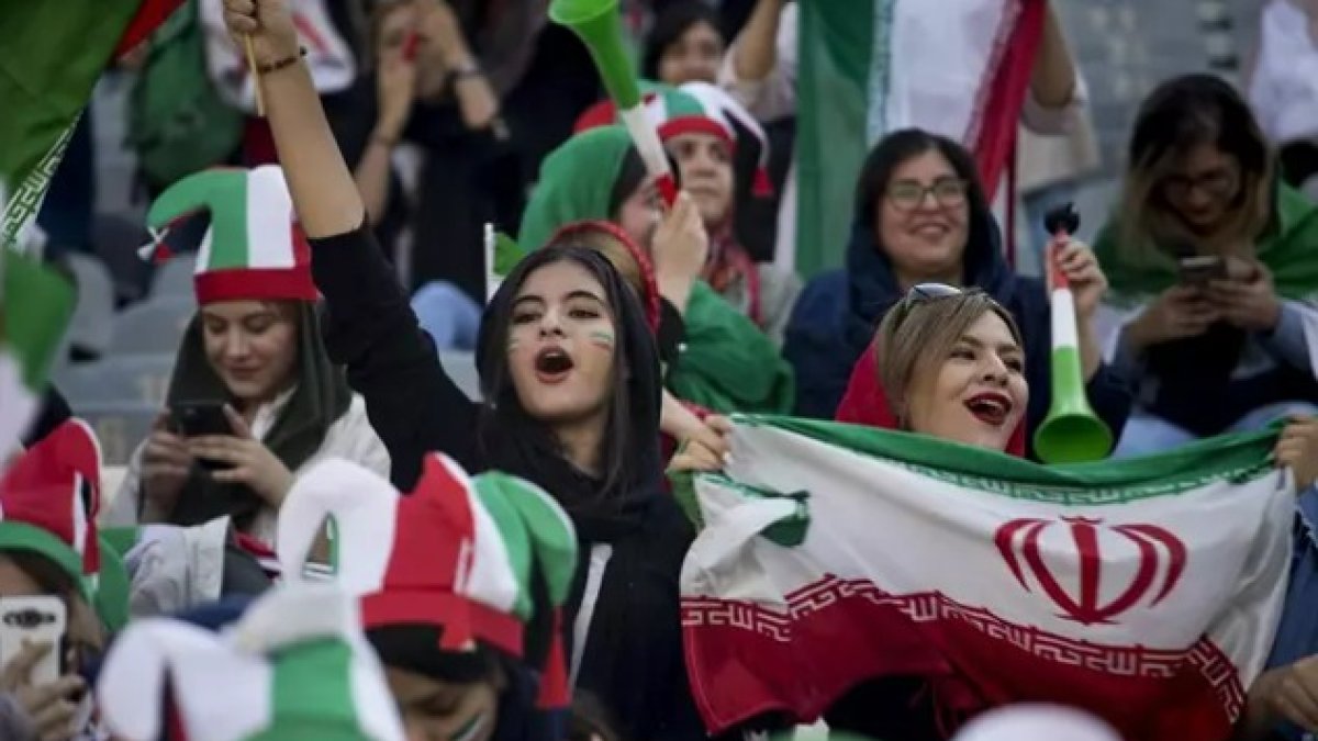 Las mujeres asisten por primera vez desde la Revolución a un partido de fútbol en Teherán