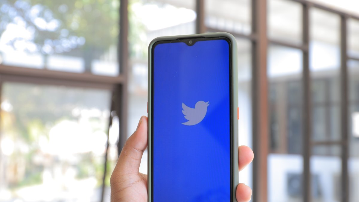 Un dispositivo móvil abriendo la aplicación de Twitter