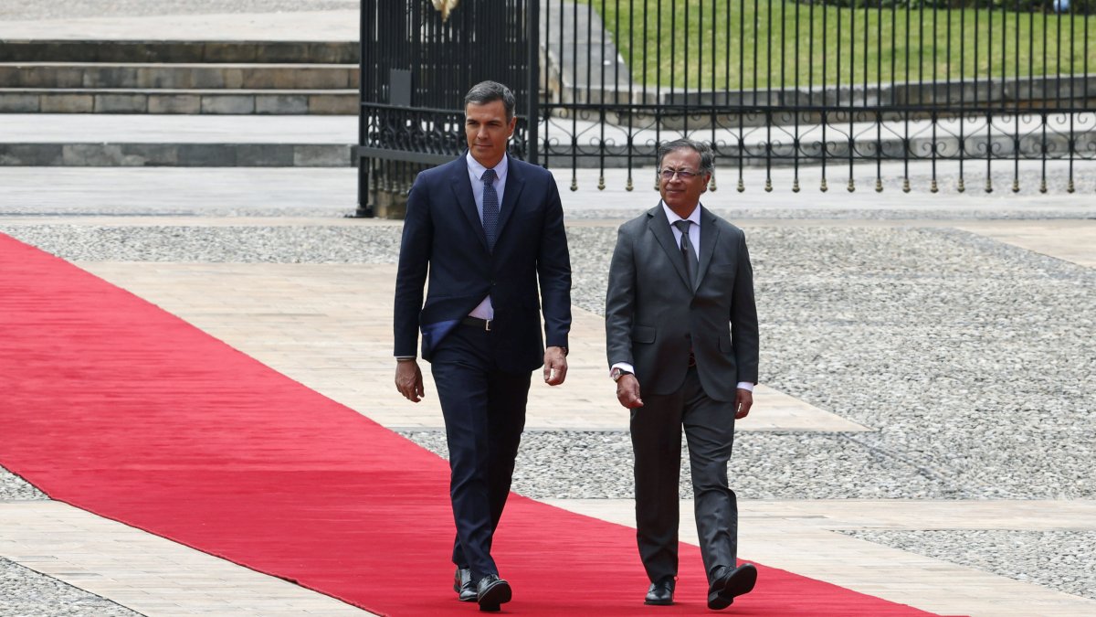 El presidente del gobierno de España, Pedro Sánchez (i), junto al presidente de Colombia, Gustavo Petro, asiste a una ceremonia de honores militares hoy, en Bogotá (Colombia).