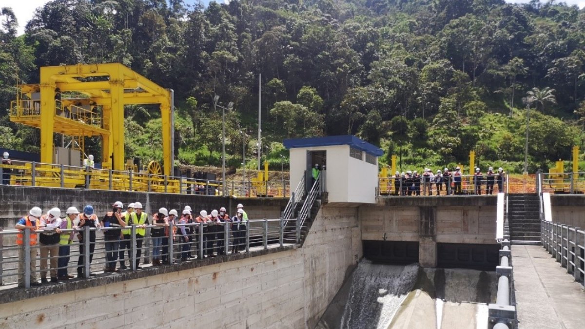 En diciembre de 2010, la empresa china CWE y la Corporación suscribieron el contrato para las obras civiles del proyecto hidroeléctrico. Doce años después, fue terminado unilateralmente por incumplir los plazos de los trabajos.