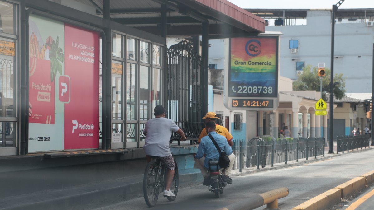 Entre las principales imprudencias está el ir por vías rápidas, junto a los carros, o invadir el carril exclusivo para los buses de la Metrovía.