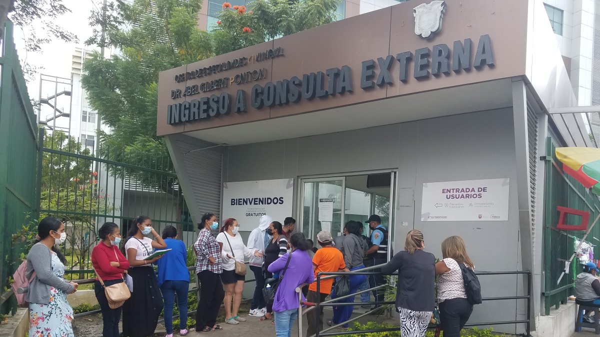 Usuarios esperan su turno para ingresar al Hospital Abel Gilbert, del Ministerio de Salud Pública, en Guayaquil.