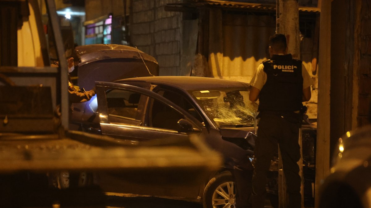 El vehículo en el que se movilizaba el detenido quedó severamente dañado en la parte delantera.