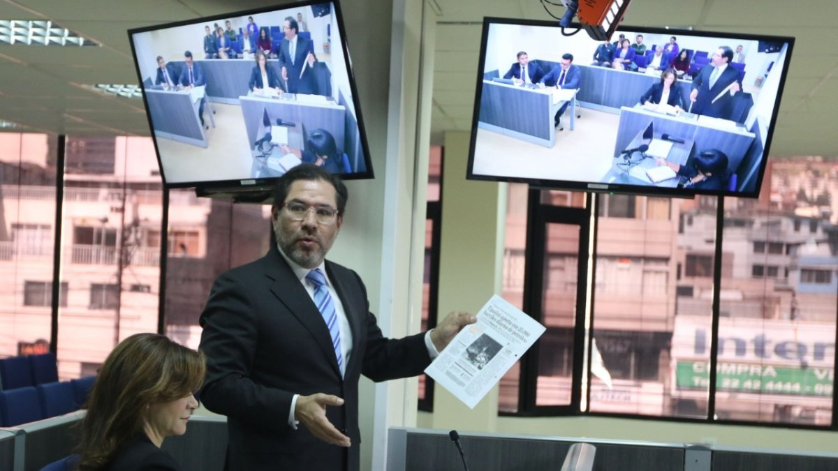 En 2016, Eduardo Carmigniani denfendió a Expreso cuando la Supercom pretendía sancilarla por revelar hechos de corrupción en Petroecuador.