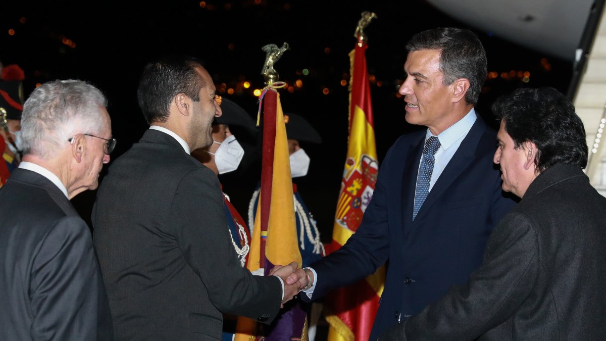 Fotografía cedida por la Cancillería de Ecuador de su canciller Juan Carlos Holguín saludando al presidente del Gobierno de España Pedro Sánchez