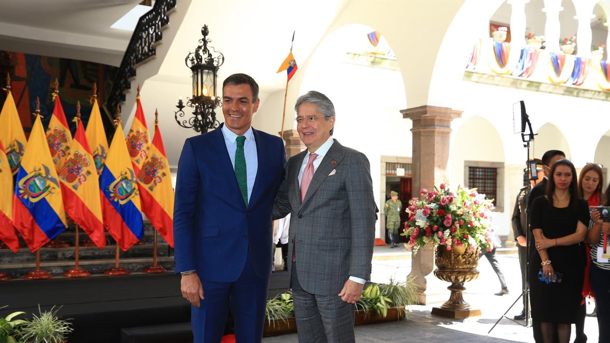 El presidente de Ecuador, Guillermo Lasso, recibe al presidente del Gobierno de España, Pedro Sánchez, hoy, en el Palacio de Gobierno, en Quito (Ecuador). Sánchez se encuentra en una visita oficial de un día en Ecuador.