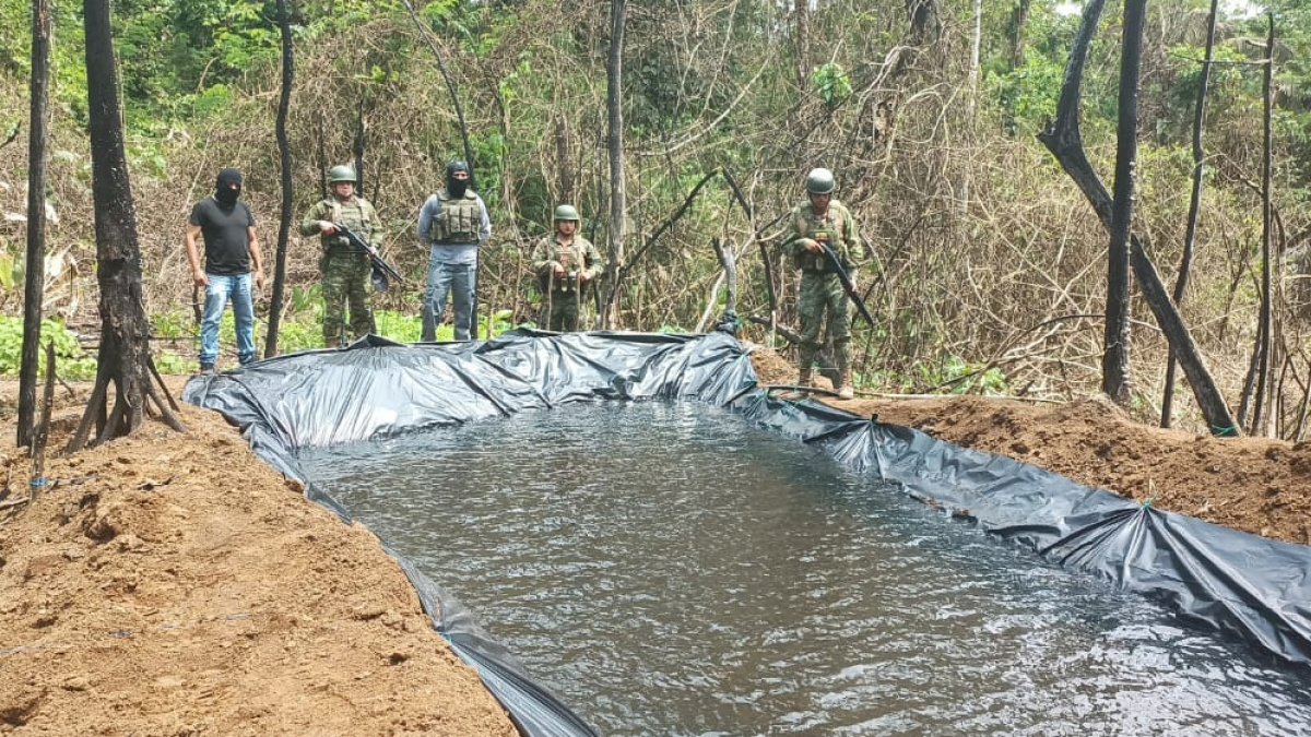 La piscina artesanal de aproximadamente 15 metros de largos por 4 metros de anchoo y uno y medio de profundidad.