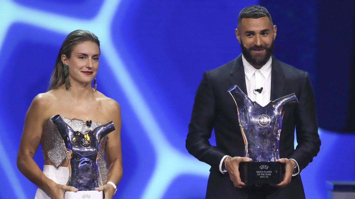 La jugadora del Barcelona Alexia Putellas (L) y el jugador del Real Madrid el francés Karim Benzema (R) posan con sus premios a los mejores jugadores de Europa.