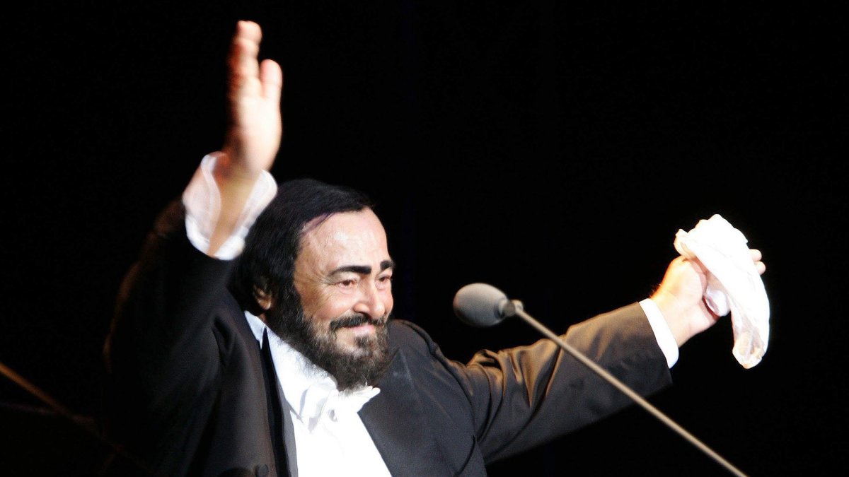 Fotografía de archivo en la que se registró al legendario tenor italiano Luciano Pavarotti, en Hamburgo (Alemania).