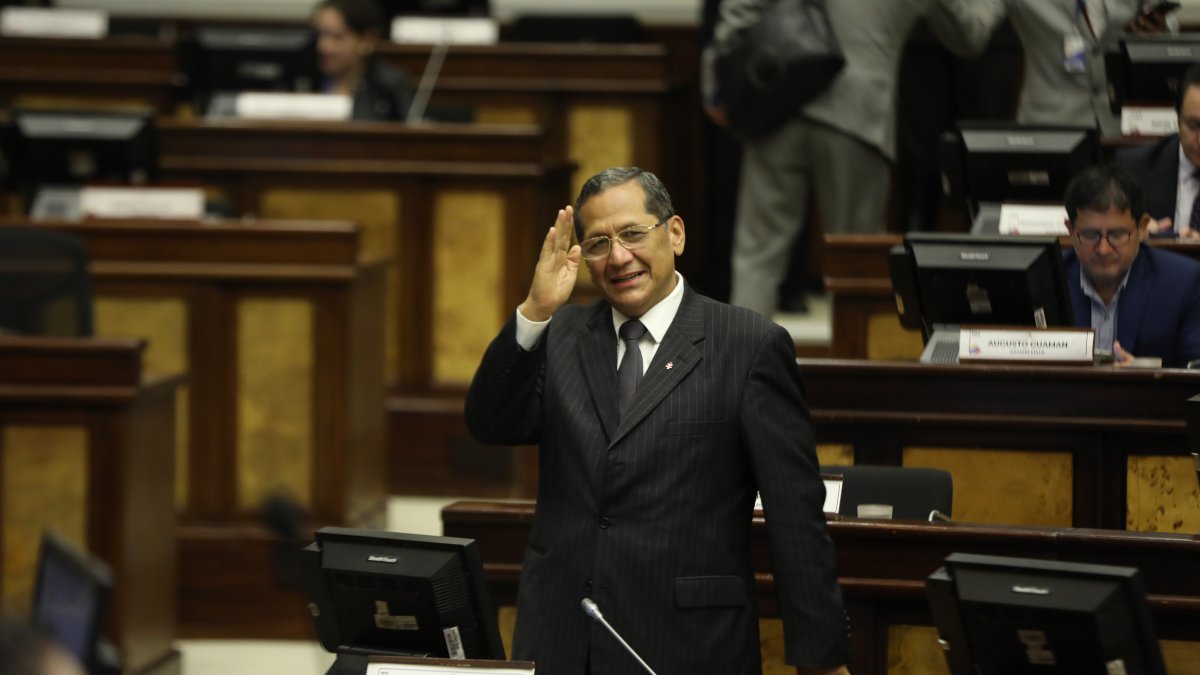 El legisladora Luis Almeida participó de la reinstalación de la sesión del pleno 790.