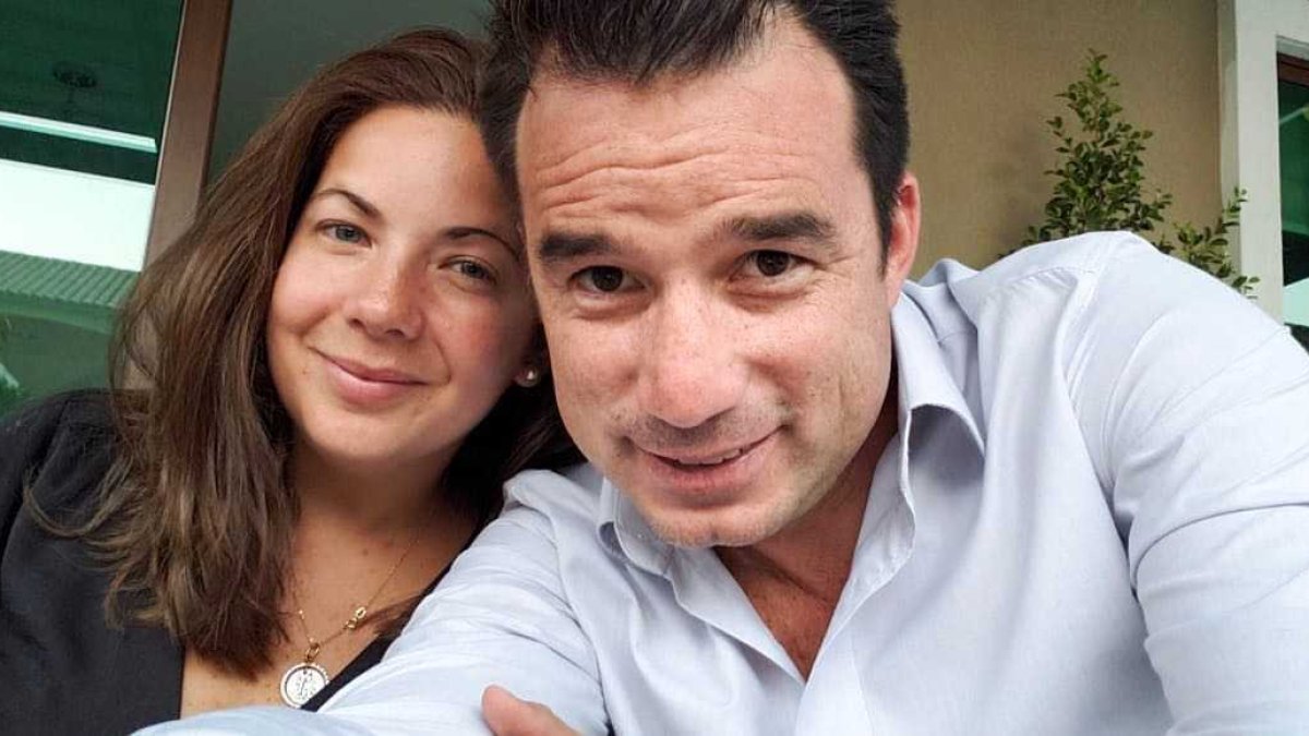 La pareja de esposos.