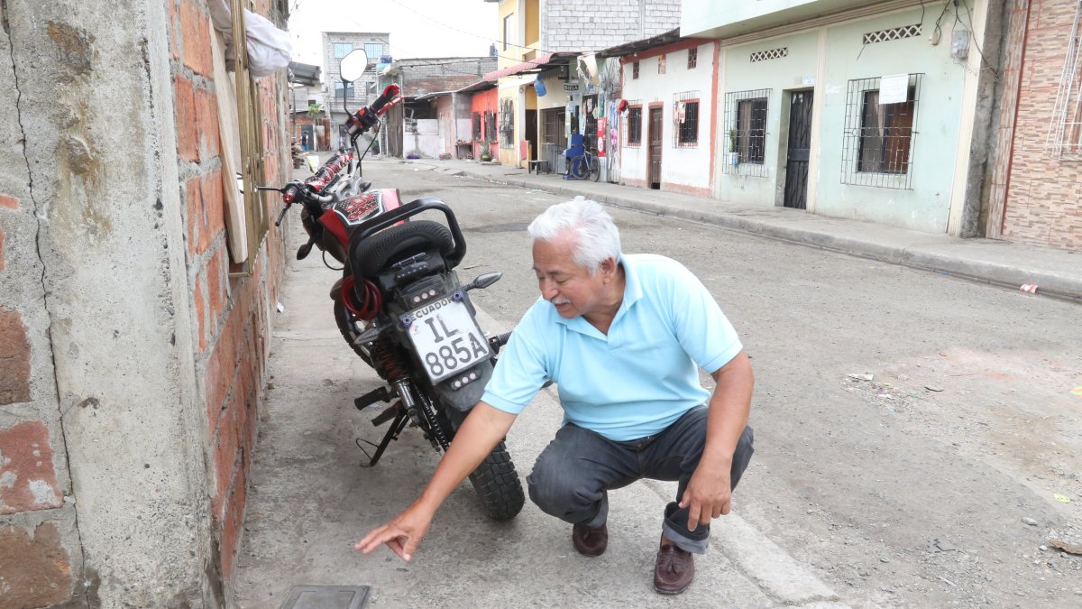 Queja. La ciudadanía se queja del mal servicio que reciben de agua, a pesar de las conexiones que tienen y sin medidores.