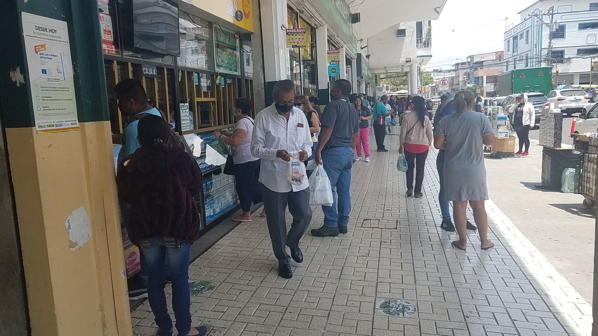 Los locales de las distribuidoras farmacéuticas de la calle Boyacá conforma la escasez de la insulina.