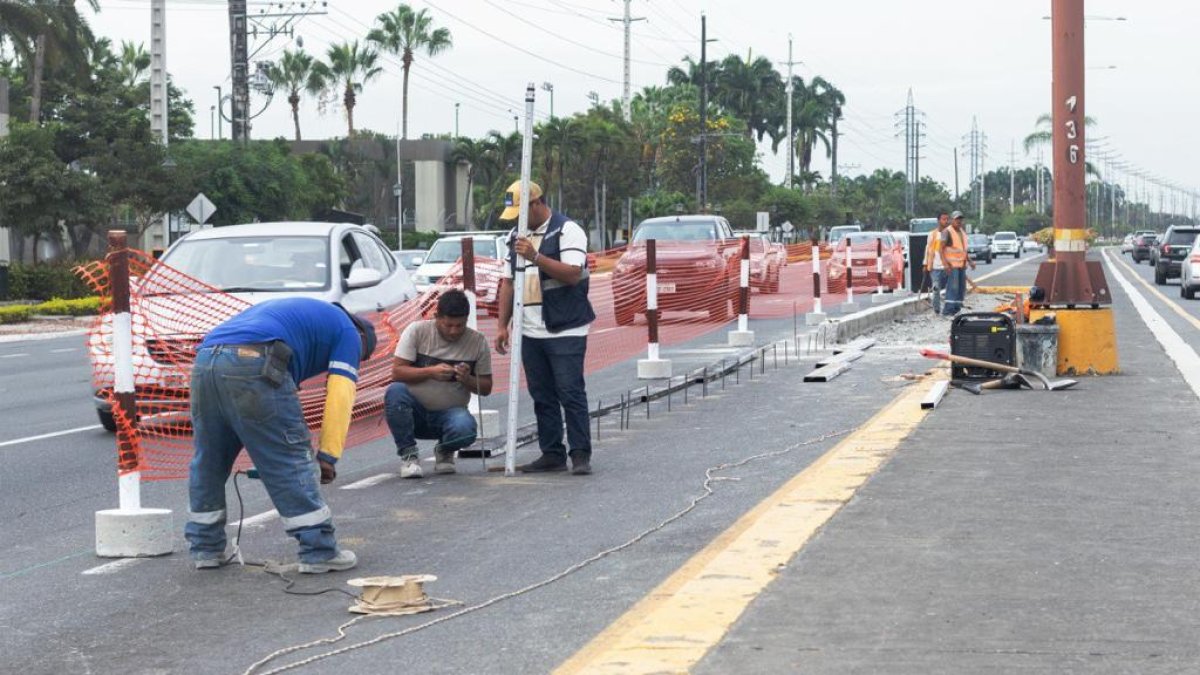 Vía. Los trabajos se realizan en el kilómetro 7,6 de la vía a Samborondón