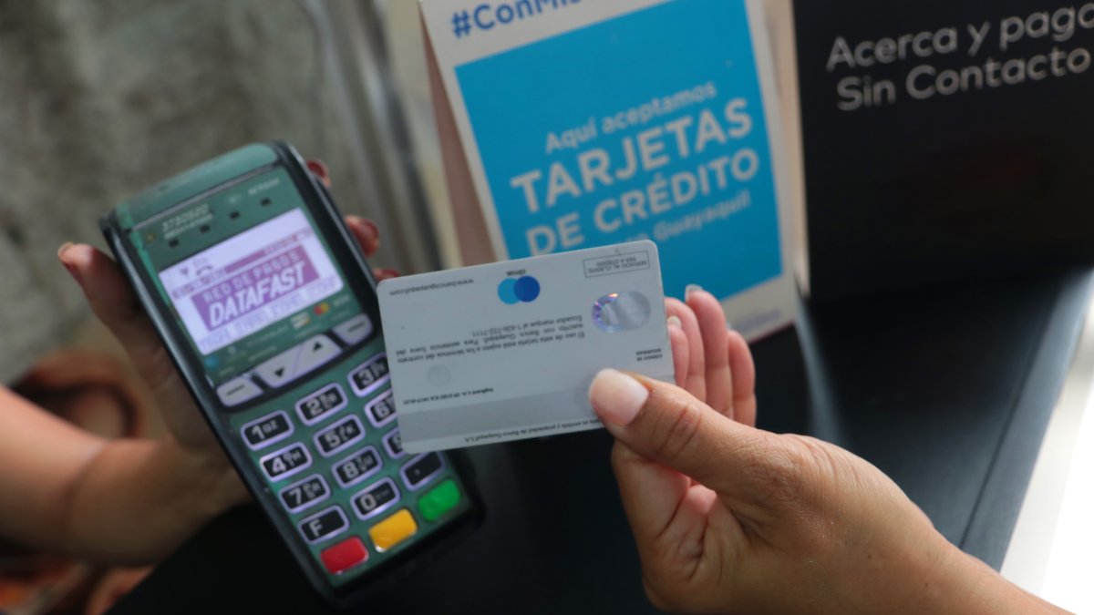 Pago.- Falta estímulo para dejar usar el dinero efectivo y optar por las otras formas que existen para cancelar una factura.