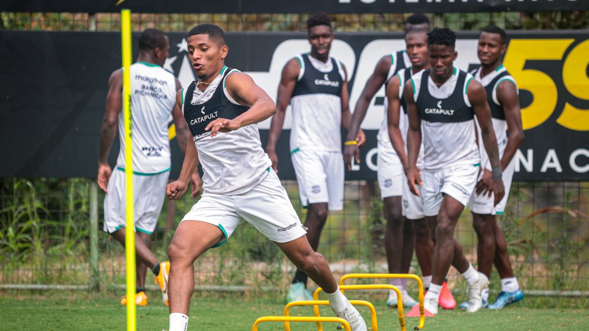 Jonathan Perlaza (i), volante de Barcelona, será titular este sábado ante Liga de Quito.