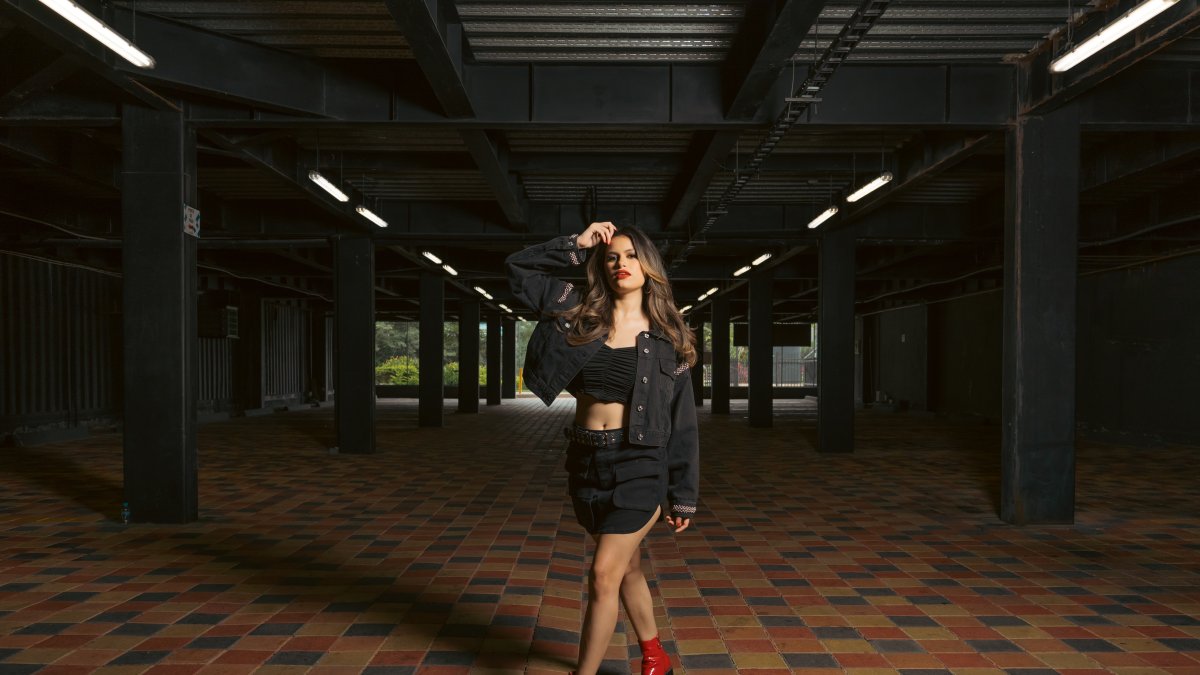 Tiene 24 años y es música profesional.