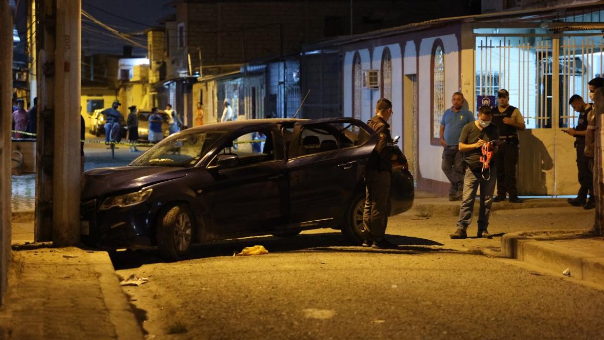 El carro en donde iba uno de los sospechosos se estrelló contra un poste de alumbrado público.