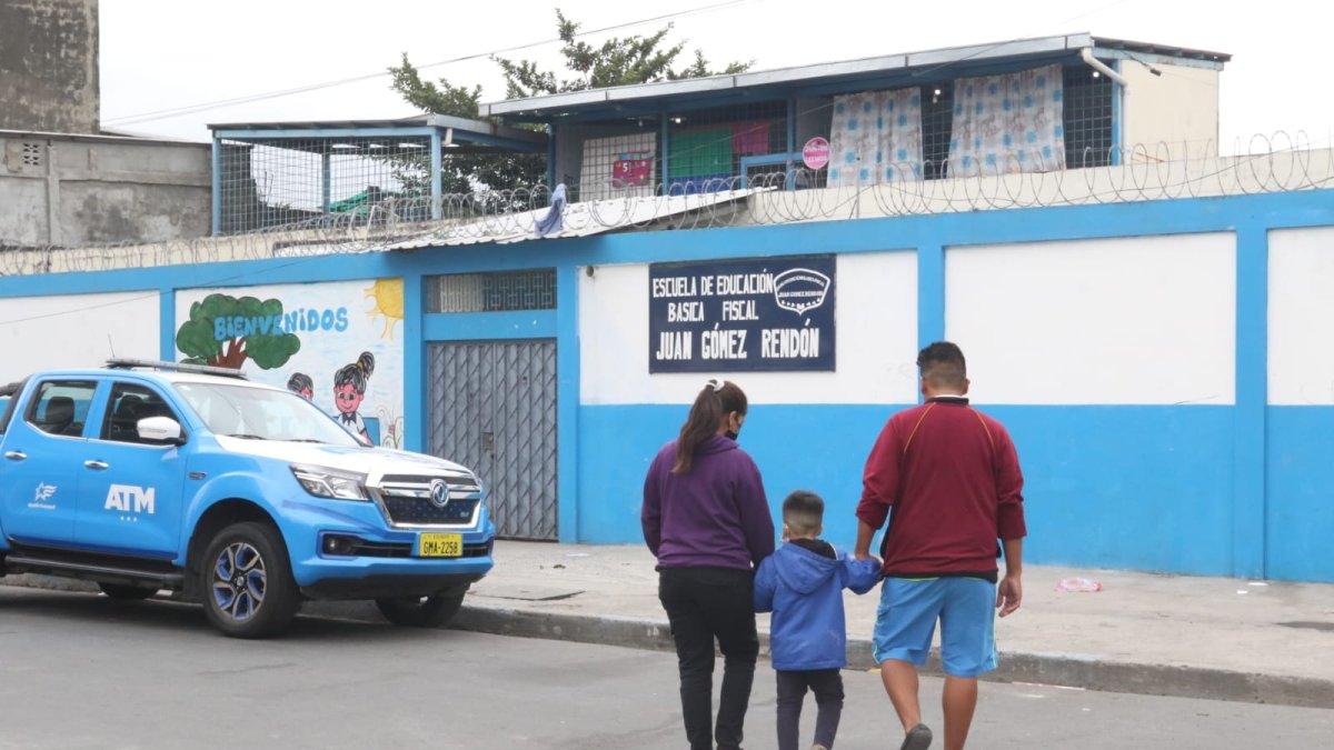 Solo un carro de la ATM vigilaba esta mañana los alrededores del plantel donde se produjo el suceso. No había ningún agente de la Policía.