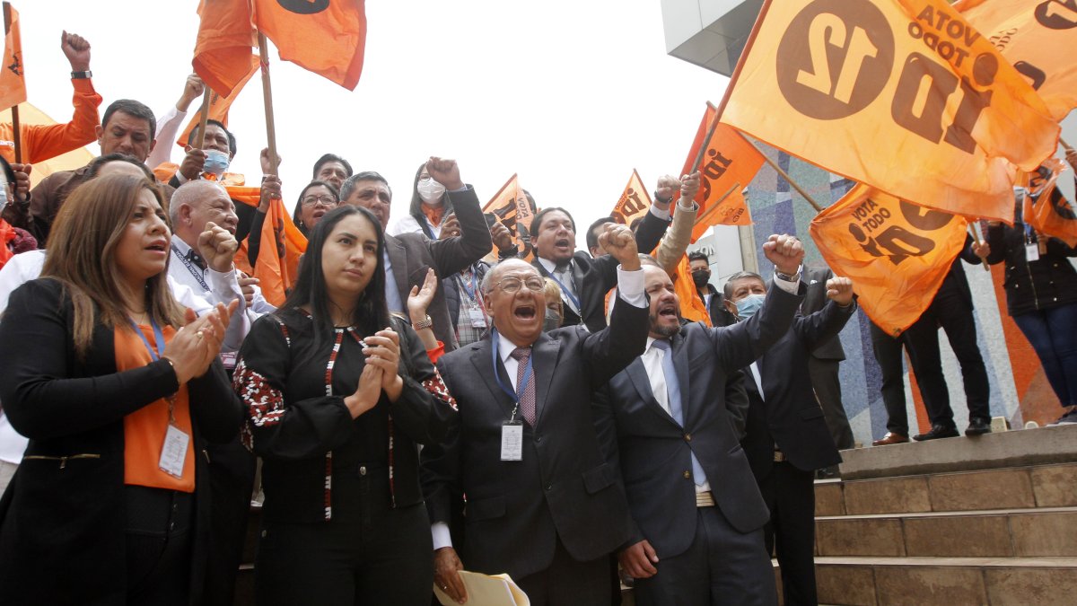 El presidente encargado, Enrique Chávez (c), junto con militante y legisladores del partido.