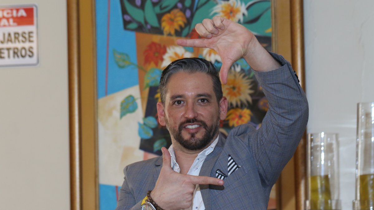 Leonardo se ha desempeñado también como publicista y diseñador gráfico.