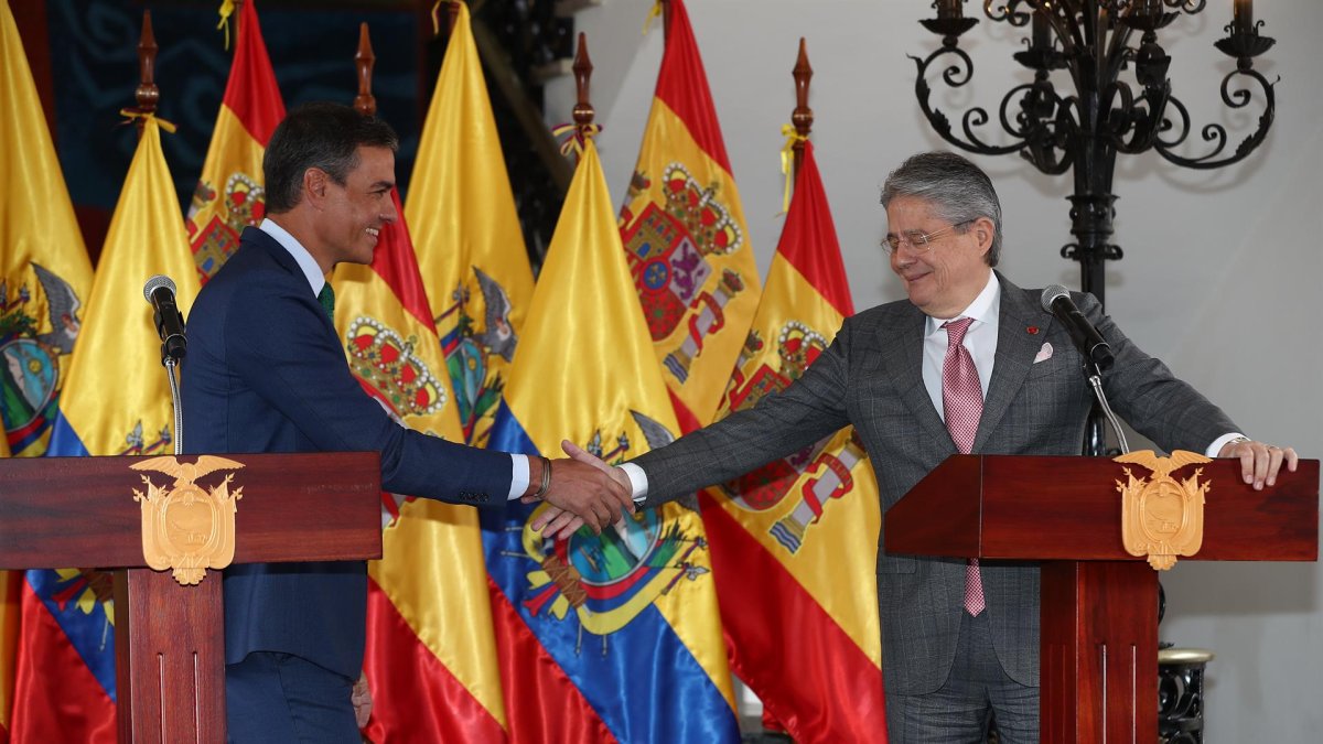 El 25 de agosto de 2022, el presidente de España, Pedro Sánchez (i), y Guillermo Lasso dieron una declaración conjunta durante la visita del mandatario español al país para, entre otros temas, ratificar su apoyo en la exención.