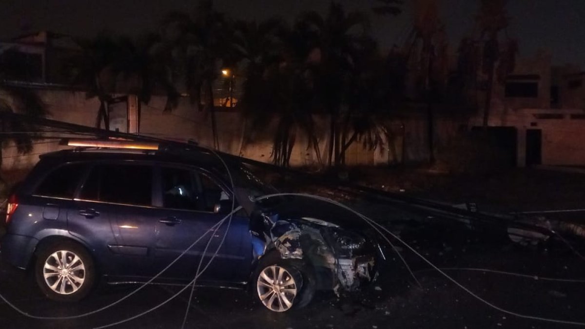 El carro desprendió uno de los postes.