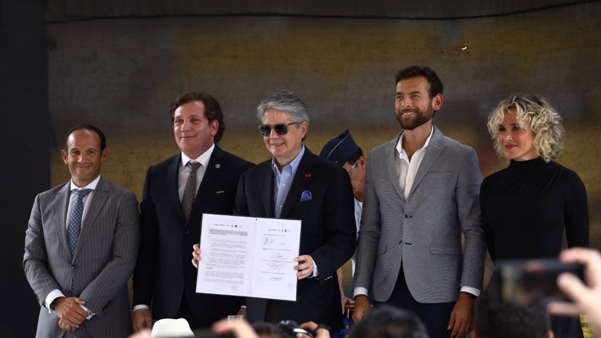 Los representantes de distintas autoridades firmaron el convenio de la final única de Libertadores.