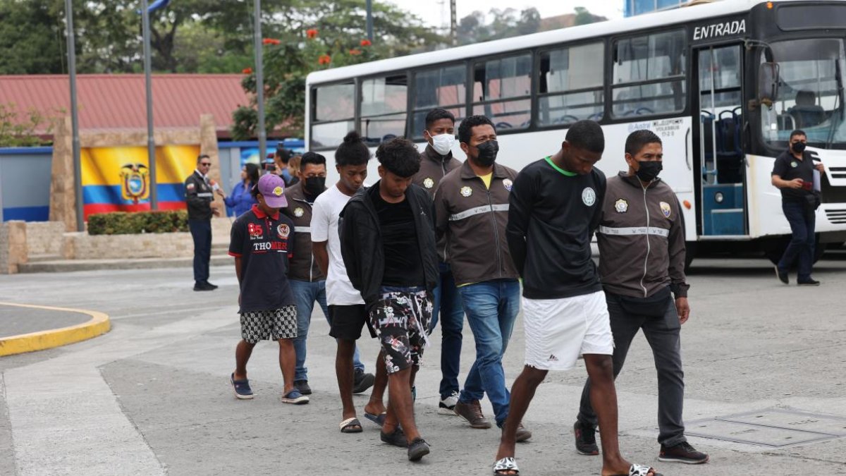 Los detenidos fueron puestos a órdenes de las autoridades. Se les encontró varias evidencias.