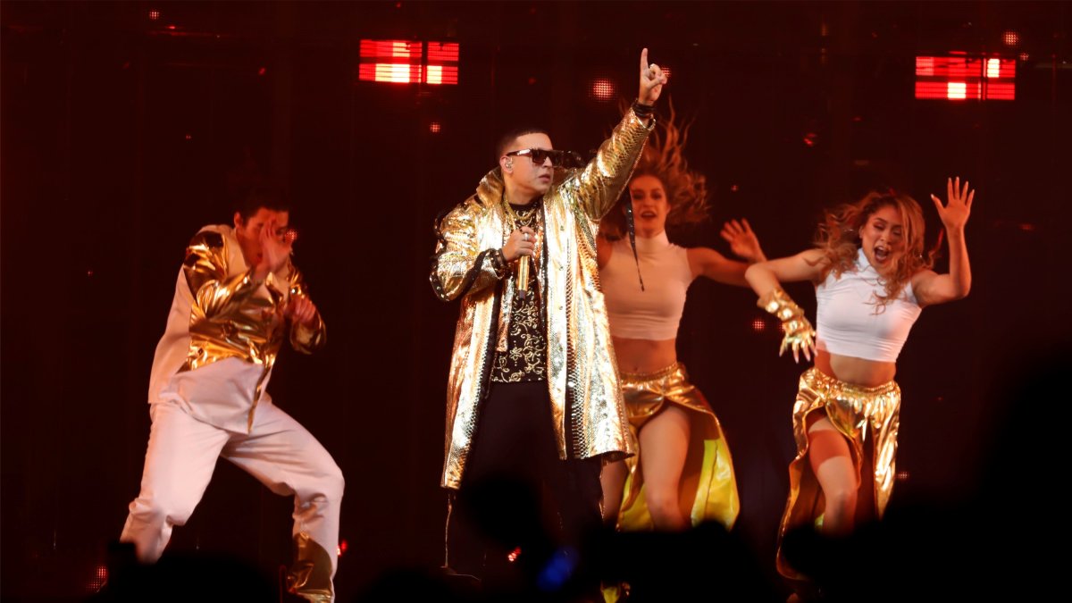 Fotografía de archivo en la que se registró al reguetonero puertorriqueño Daddy Yankee, durante un concierto, en el Coliseo de San Juan (Puerto Rico).