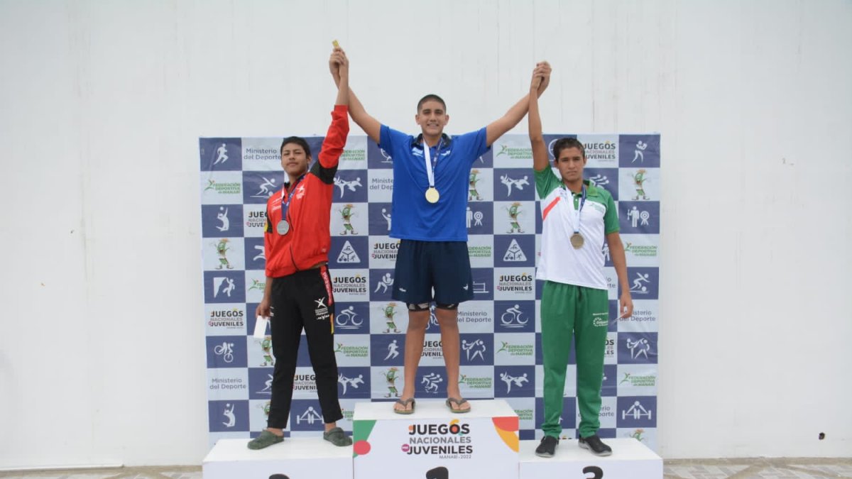 Mario Granizo, en los más alto del podio, en los Juegos Prejuveniles de Manabí.