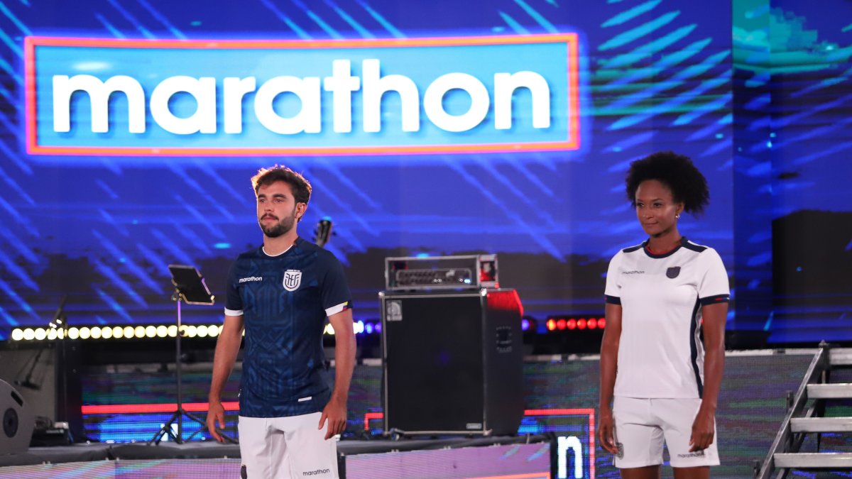 La camiseta azul de la selección ecuatoriana (i) es la que arrancó los mejores comentarios de los aficionados.