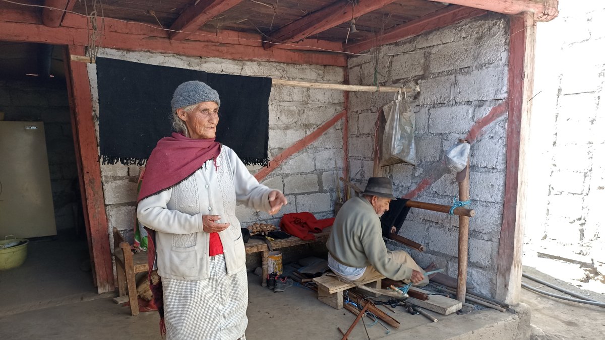 Tradición. Delfina y Pedro, mientras se ocupan en armar una de las apreciadas prendas.