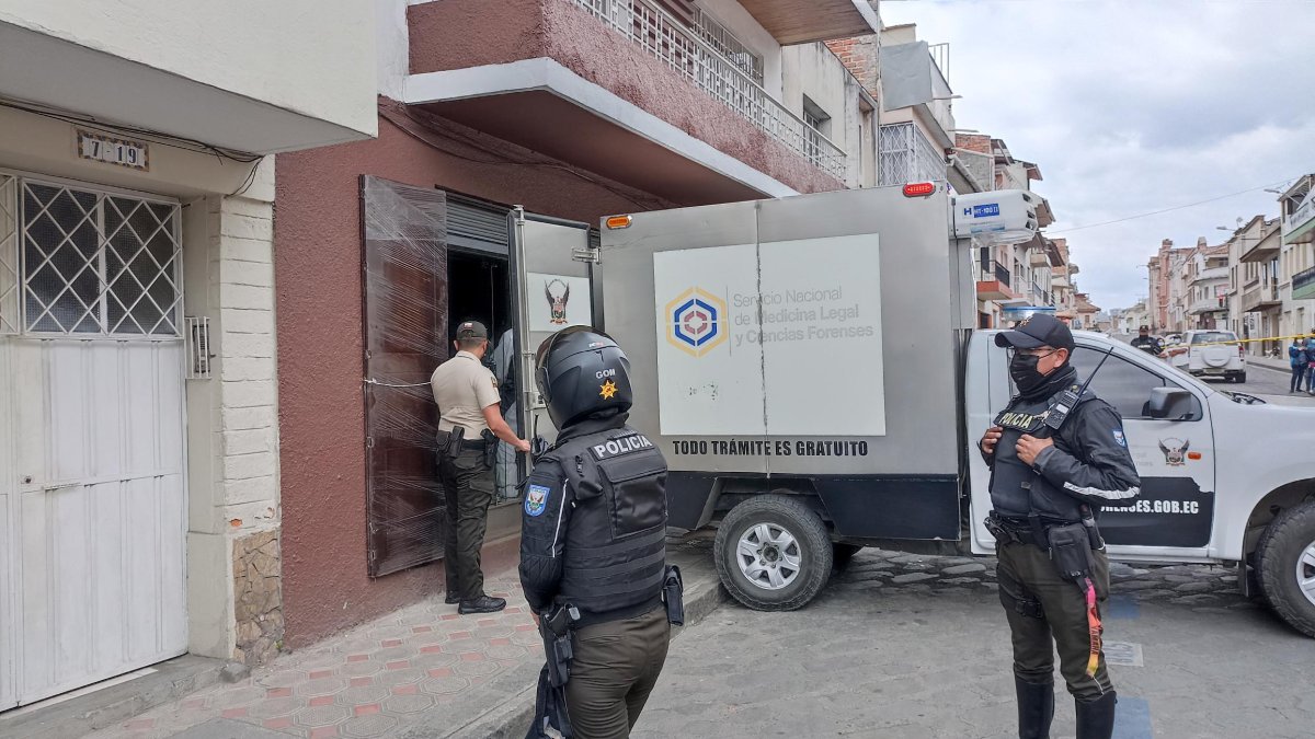 El cadáver fue encontrado el pasado 25 de agosto, los uniformados aparecieron en los videos de seguridad.