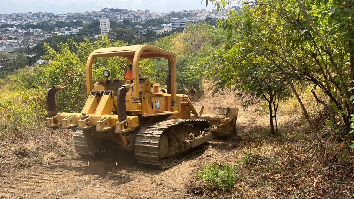 Se realizó el aplanamiento con maquinaria pesada, y el retiro de vegetación del área.