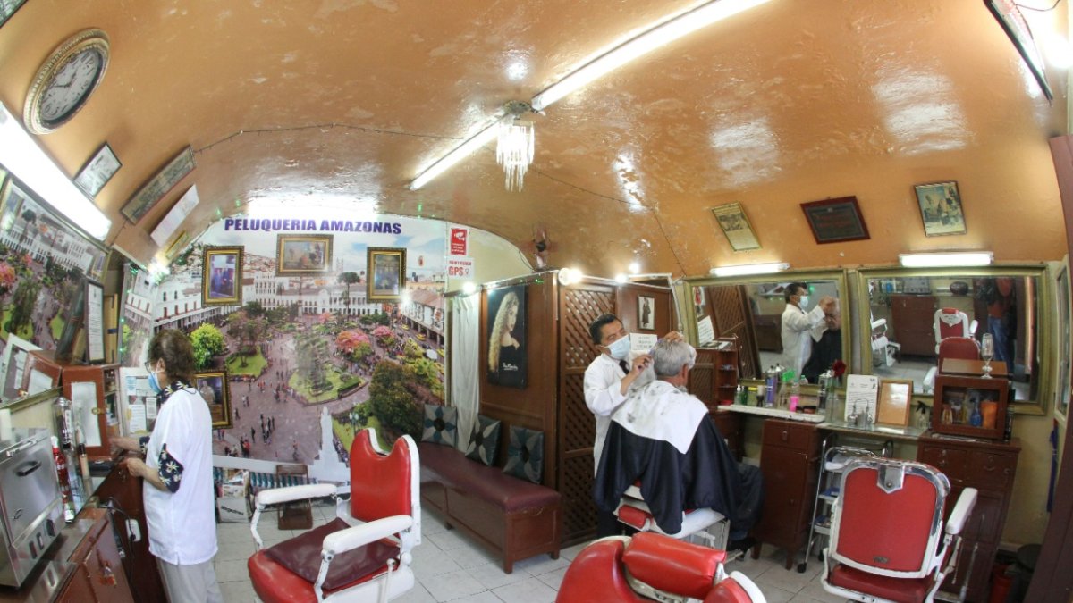 Uniforme. En ambas peluquerías sus barberos utilizan mandiles blancos, como en la época colonial solían usar los profesionales del cabello.