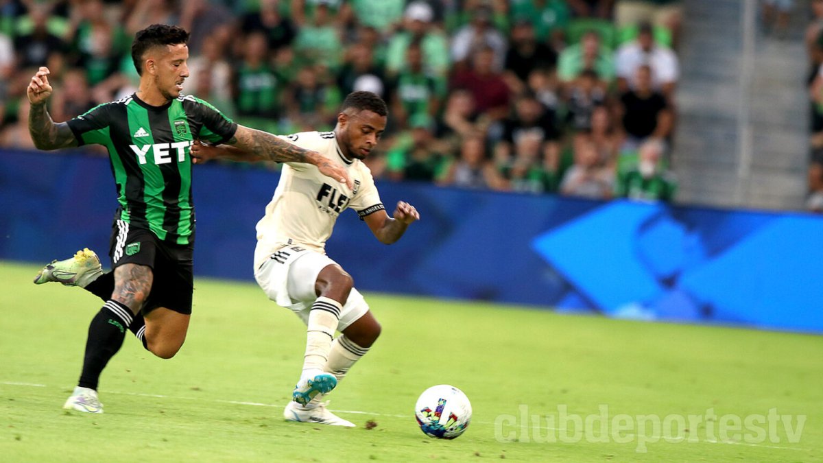 Diego Palacios (d), lateral de LAFC, en el duelo ante Austin FC.