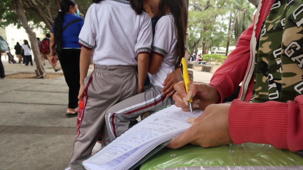 Unos padres acuden a los planteles para realizar la contribución, mientras que otros no pueden hacerlo.