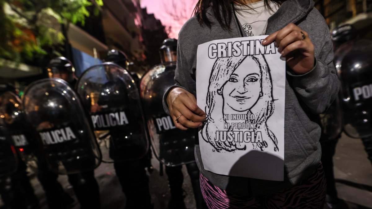 Miles de personas se manifiestan en el domicilio de la vicepresidenta Cristina Fernández mostrando su apoyo hacía la gobernante por su pedido de cárcel, hoy en Buenos Aires (Argentina).